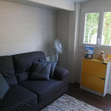 Petite Habitation Meublee * ביגאנוס